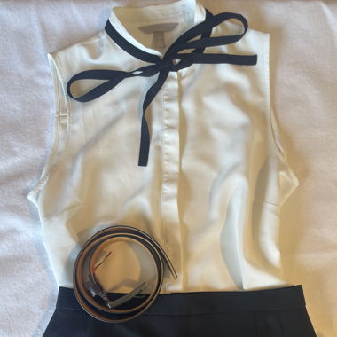 Weisse Bluse mit Schleife