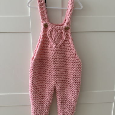 Salopette rose en tricot