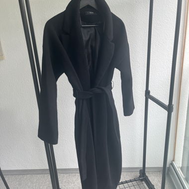 Cappotto nero con cintura annodabile