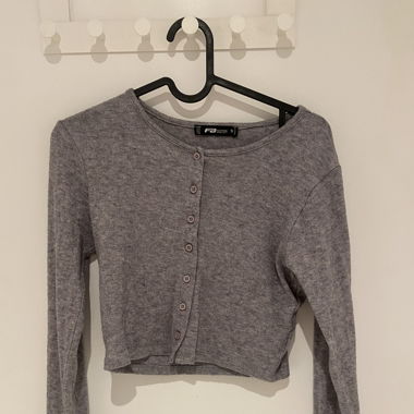 Grauer Pullover 