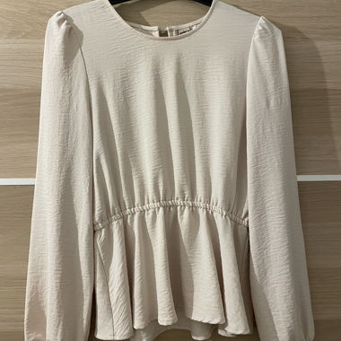 Beige Bluse mit langen Ärmeln