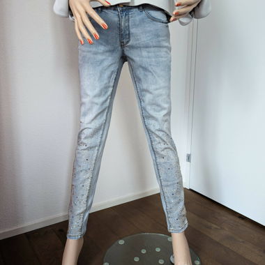 jeans cool con brillantini di Brian Rennie