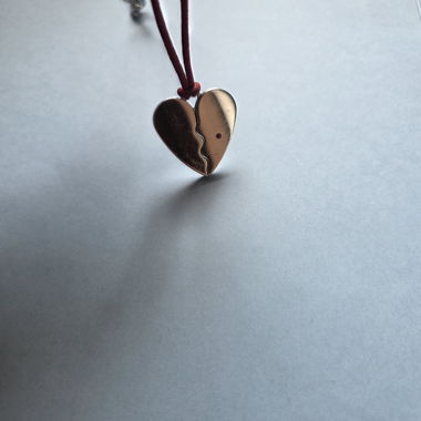 Pendentif coeur sur cordon