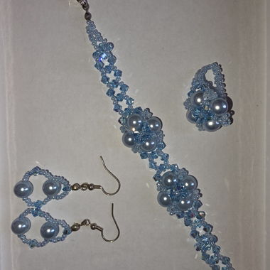 Sehr raffiniertes handgefertigtes Set aus himmelblauen Swarovski-Kristallen