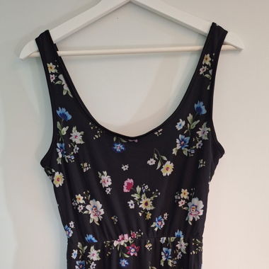 Schwarzes Blumenkleid