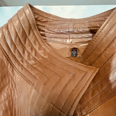 Kurze Lederjacke aus echtem Leder in brauner Farbe