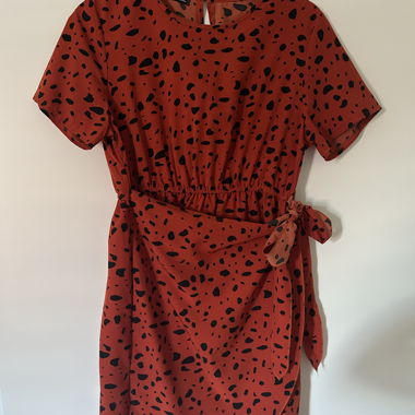 Orangenes Kleid mit schwarzen Punkten