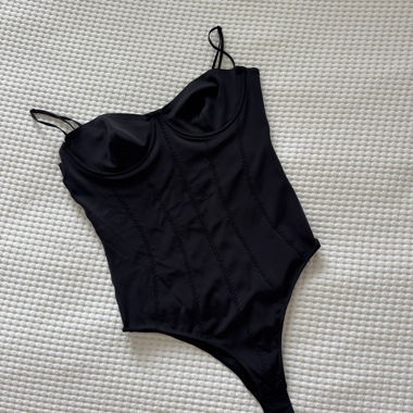 Body nero con bretelle spaghetti