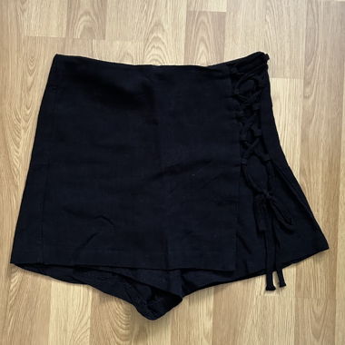 Black skort