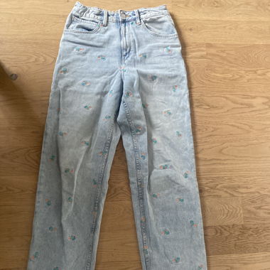Jeans mit Blumen