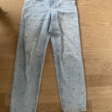 Jeans à fleurs