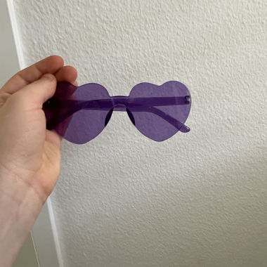 Occhiali da sole viola e bianchi a forma di cuore