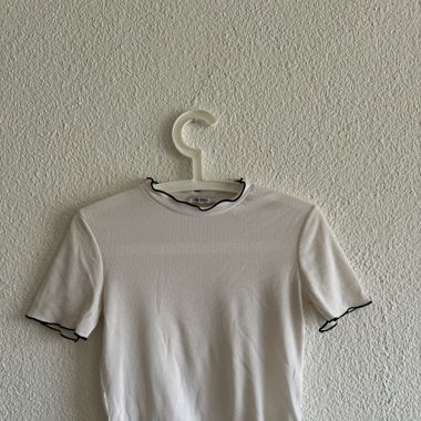 Weisses t-shirt mit schwarzen ränder🖤🤍