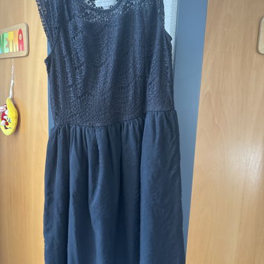 Schwarzes Spitzenkleid