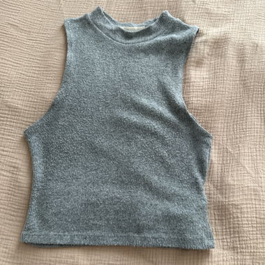 Top grigio senza maniche