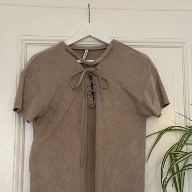 T-shirt con scollatura con lacci