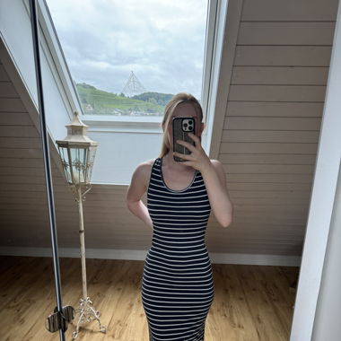 Blau-weiss gestreiftes Maxikleid