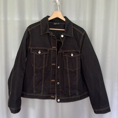Veste en jean noire avec coutures jaunes