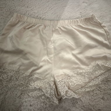 Shorts in seta con pizzo