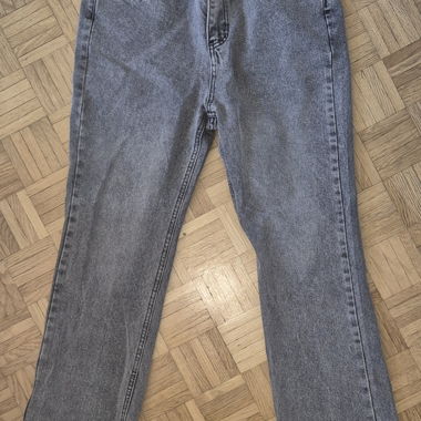 Graue Jeans mit Schlag