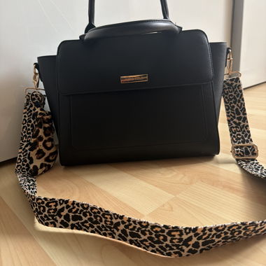 Borsa nera con tracolla leopardata