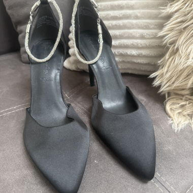 Black Pumps with Chain Strap Tamaris