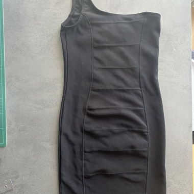 Abito nero monospalla