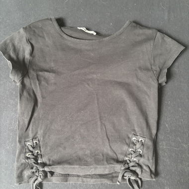 T-shirt noir à laçage