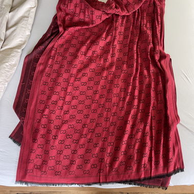 Sciarpa Gucci rossa, non autentica