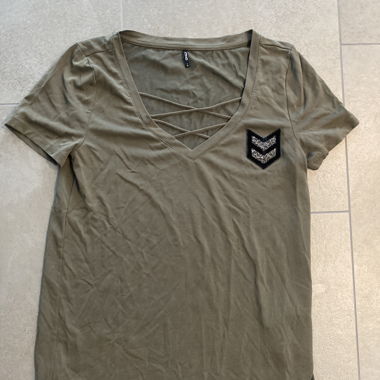 T-shirt olive à encolure en V
