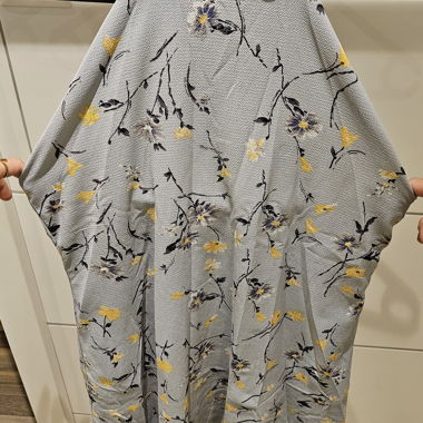 geblühmtes Sommerkleid hellgrau