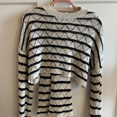 Maglione e pantaloni in maglia a righe