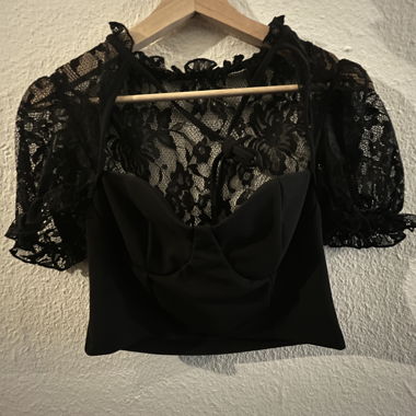 Top in pizzo nero