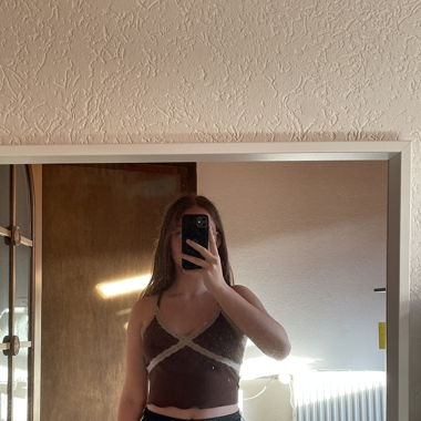 Top brun et détails beige 