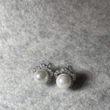 Elegante Perlen-Ohrringe mit Strass 