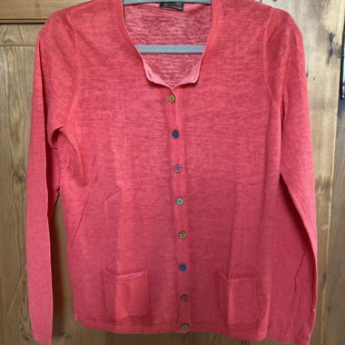 Cardigan rosa in maglia con bottoni colorati di Maliparmi