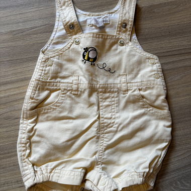 Beige Baby-Strampler mit Bienenmotiv