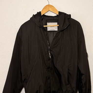 Giacca con cappuccio nera Bershka