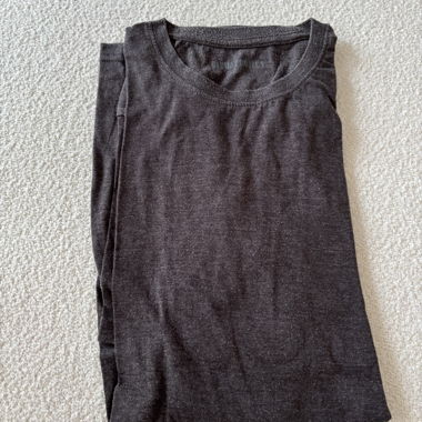 T-shirt gris foncé