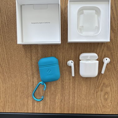 AirPods mit Catalyst-Hülle