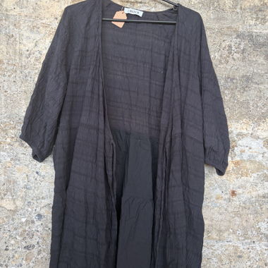 Schwarzer leichtes wickelkleid