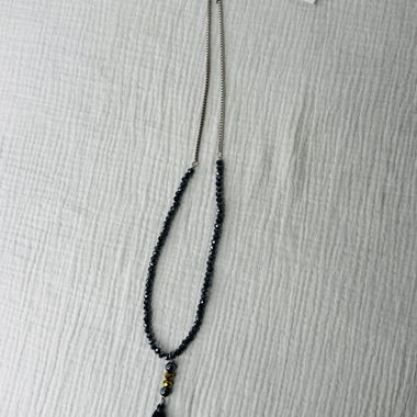 Kette mit schwarzen Perlen und Bommel