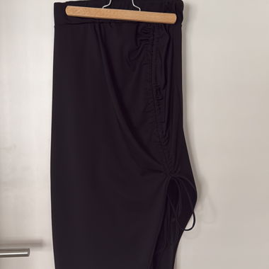 Jupe midi noire froncée
