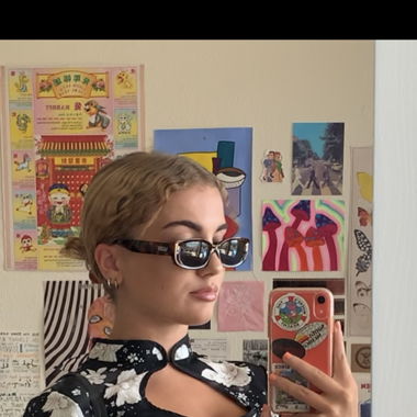 Top avec découpe