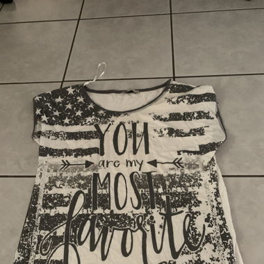 T-shirt avec motif et texte gris et blanc 