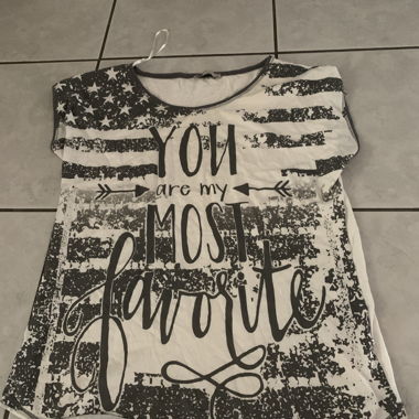T-shirt avec motif et texte gris et blanc 