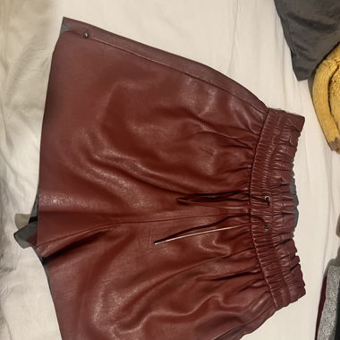 Short en simili cuir