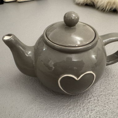 Graue Teekanne mit Herz
