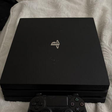 Play Station 4 Pro & Controller
