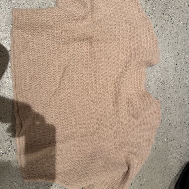 Beiger Strickpullover kurzärmelig